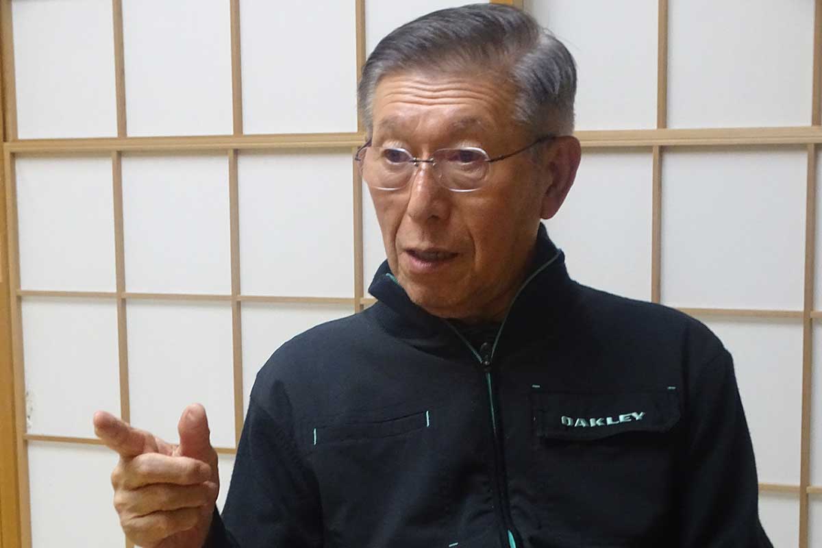 秋田市内の自宅で取材に応じた佐竹氏【写真:ENCOUNT編集部】