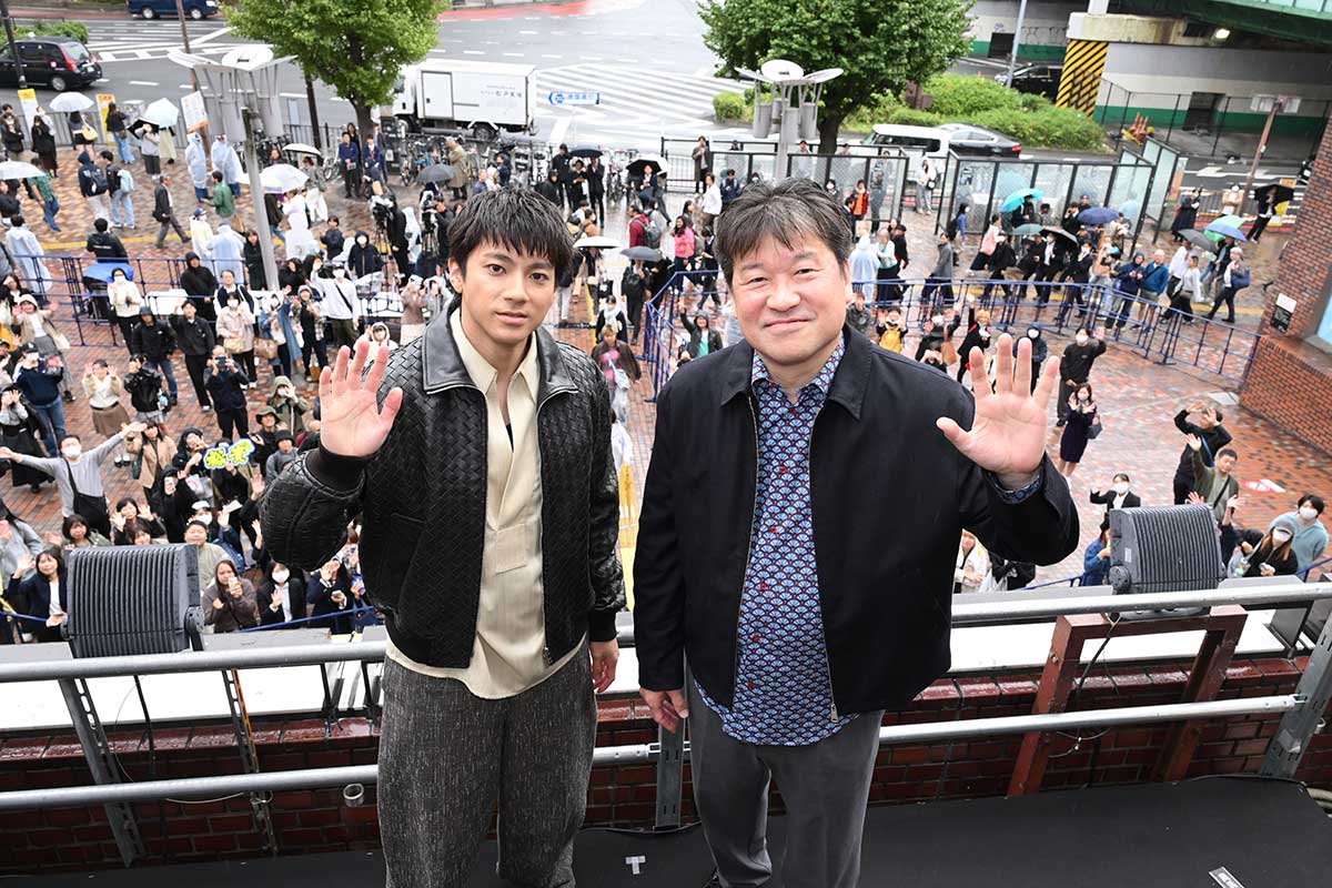 映画『爆弾』(10月31日全国ロードショー)公開直前イベントで東京・新宿にサプライズ登場した山田裕貴(左)と佐藤二朗【写真:(C)2025映画『爆弾』製作委員会】