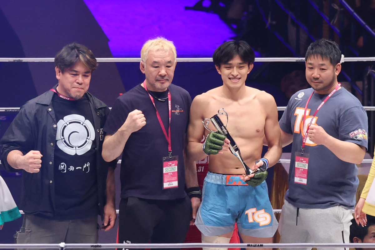 父・桜庭和志(左から2番目)も試合ではセコンド入りする【写真:山口比佐夫】