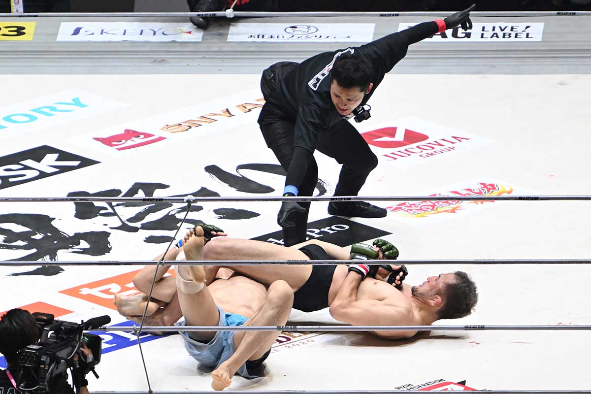 デビュー2戦目で中村大介(右)に敗北した【写真:徳原隆元】
