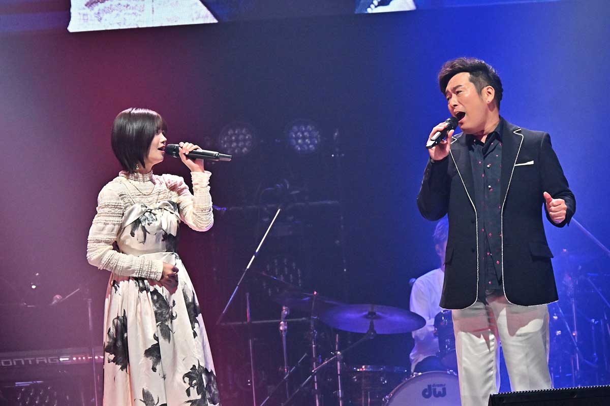 黒沢薫(右)とセッションする中西アルノ