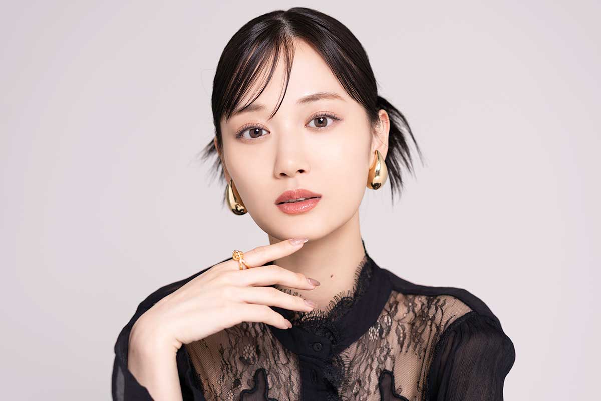 山下美月、デコルテあらわな黒ドレス　妖艶な表情に反響「色気纏いすぎ」「大女優の風格」