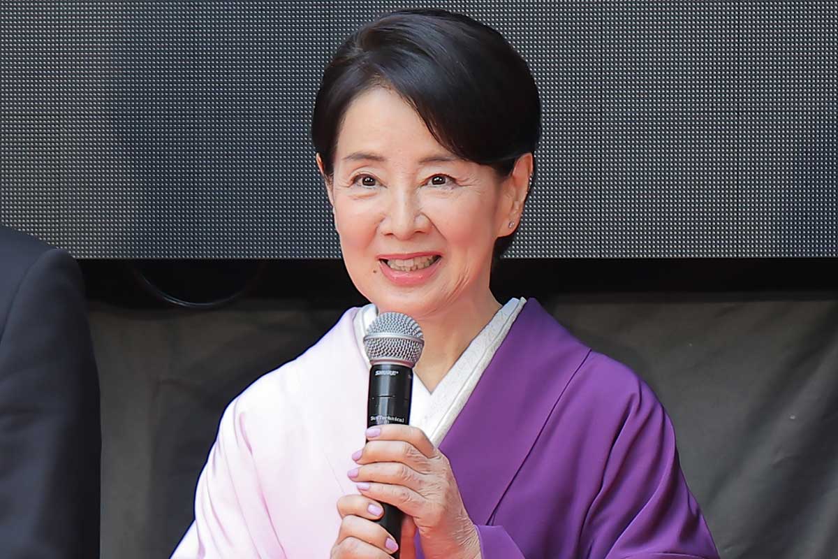 吉永小百合、33年ぶり東京国際映画祭　紫基調の着物で登場…帯には熱演した登山家の顔写真