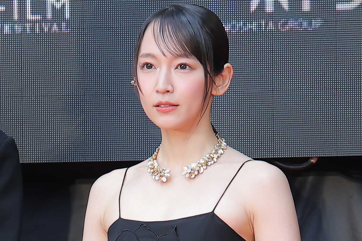 吉岡里帆、TIFFレッドカーペットでデコルテ輝かす　観客には指ハートのファンサ