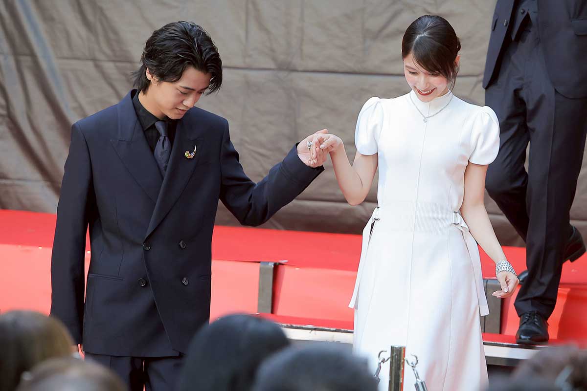 芳根京子(右)をエスコートするKing & Princeの高橋海人【写真:ENCOUNT編集部】