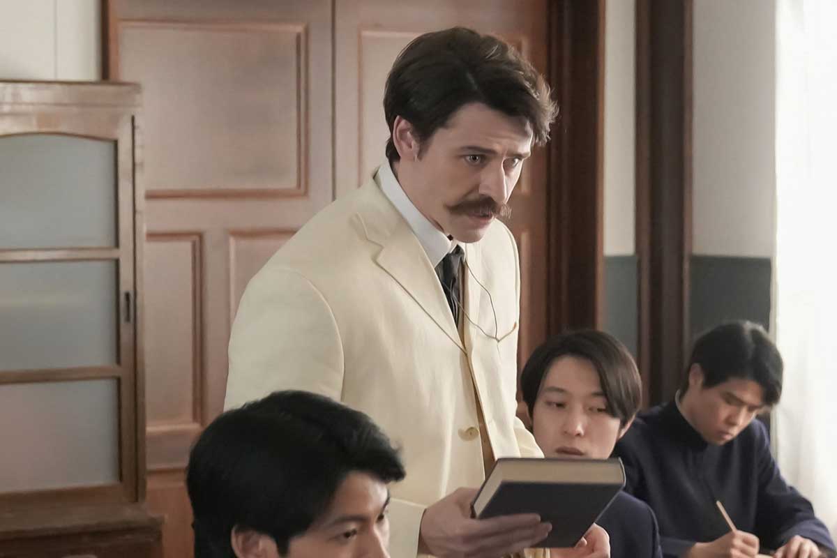 授業を行うヘブン(トミー・バストウ)【写真:(C)NHK】