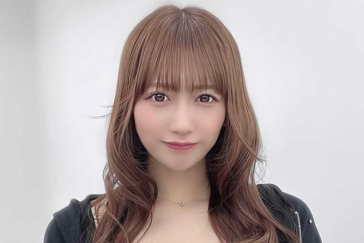 グラドルが納車されたばかりのド迫力高級車でドライブ、すっぴんオフモードでマネジャーから「トラック運転手みたい」