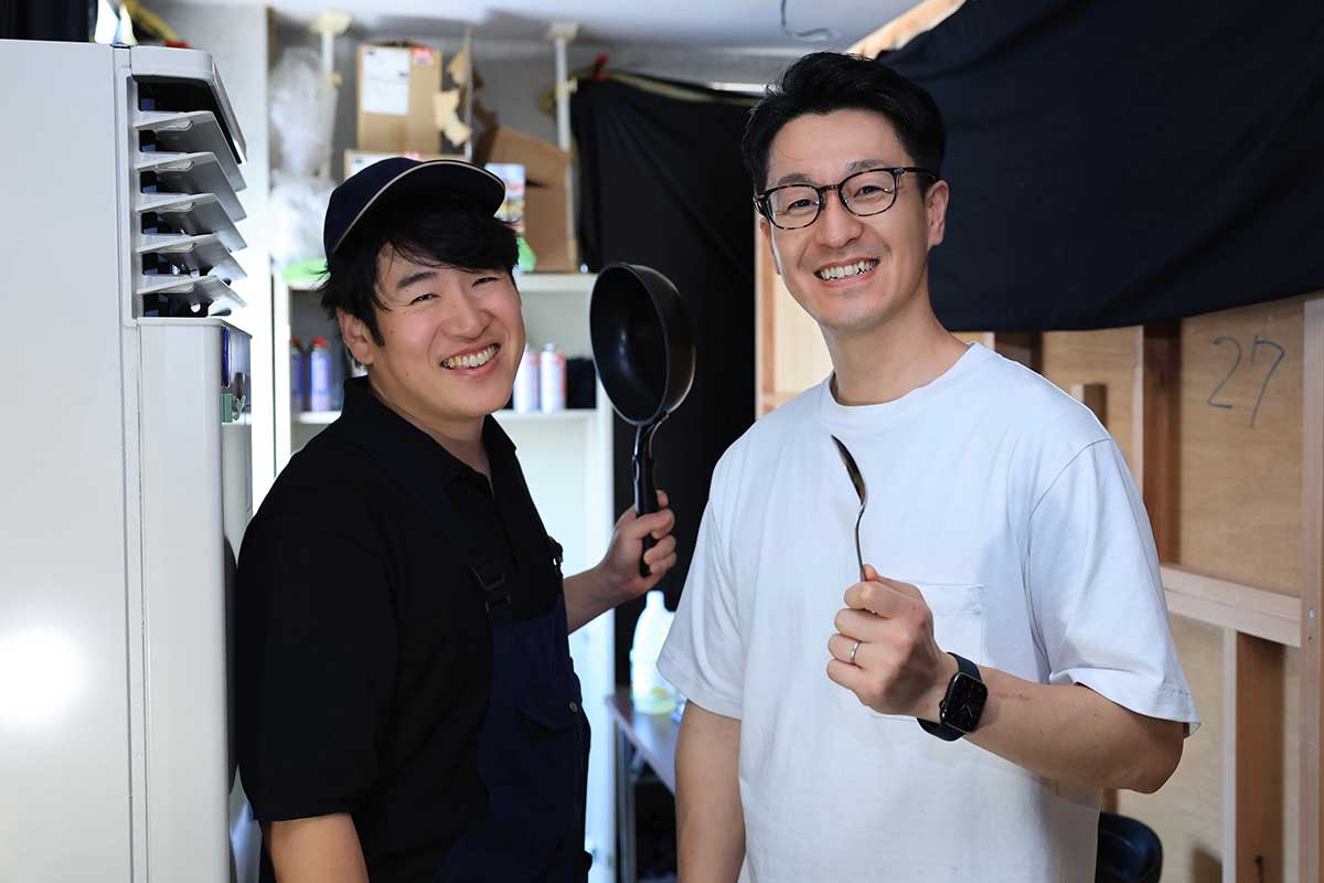 “二刀流”の先輩で作品のフード担当を統括する俳優・藤代太一と【写真：(C)「晩酌の流儀4」製作委員会】