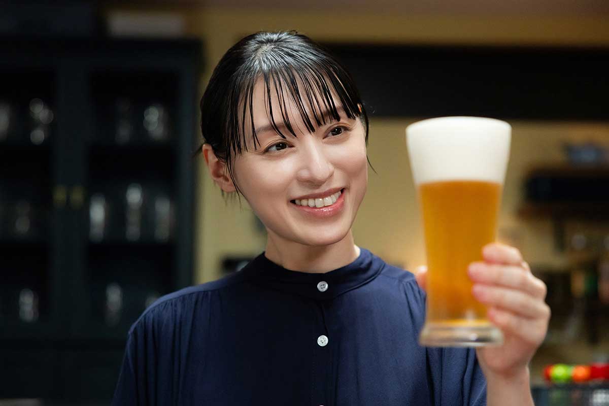 主演の栗山の飲みっぷりも大きな魅力【写真:(C)「晩酌の流儀4」製作委員会】