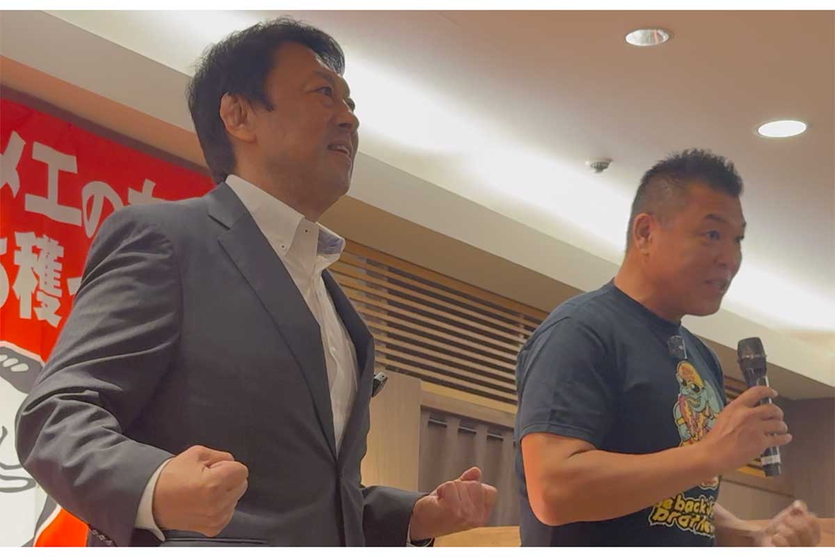 川田と小川の対談イベントは「ハッスルポーズ」で幕を閉じた