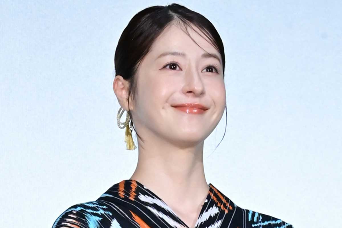 「脚長！お顔ちっちゃ！」　泥んこ長靴でモグモグ笑顔、松本若菜に「たまりません」「可愛すぎる」「ほんとに尊い」
