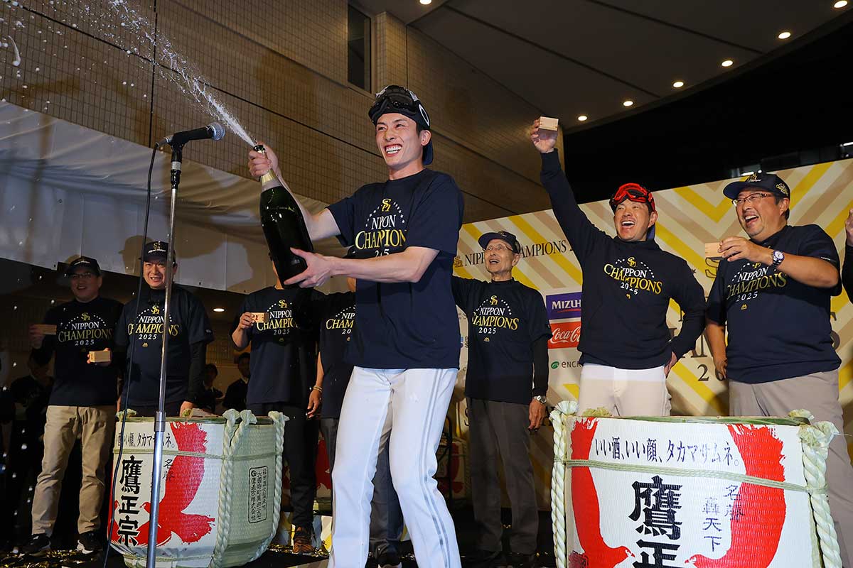 「なんで？」「まさかの」　ソフトバンク日本一祝勝会に現れた“美女”にネット二度見…びしょ濡れで「すっぴん可愛い」