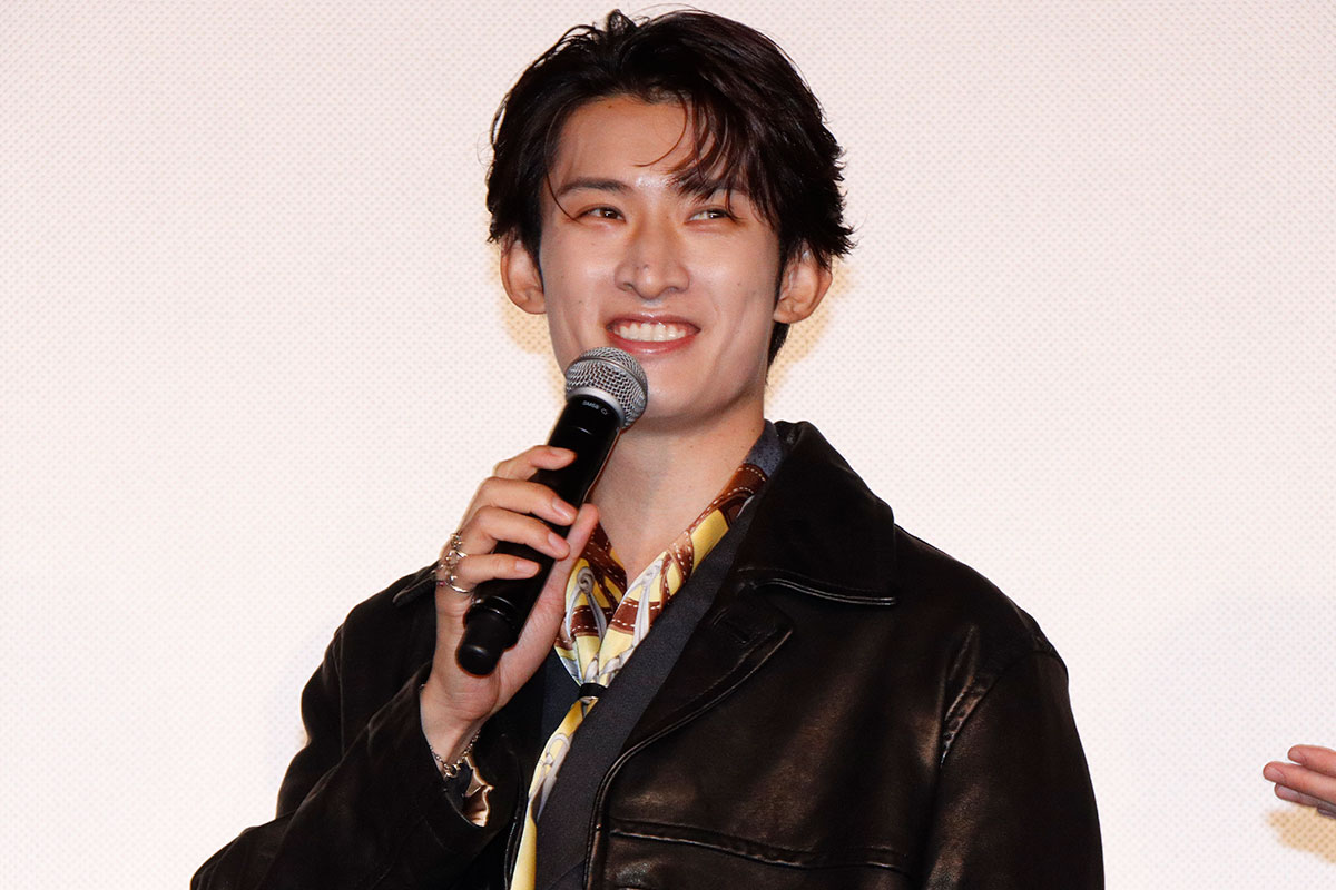 公開記念舞台あいさつに登壇したSnow Manの向井康二【写真:ENCOUNT編集部】