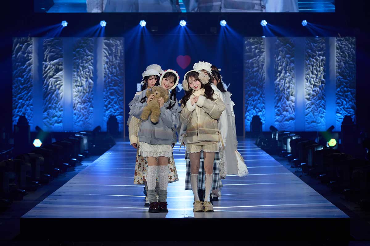 CANDY TUNE小川奈々子＆立花琴未、ミニ丈コーデで美脚披露　ふわふわなガーリーコーデ【サツコレ2025AW】