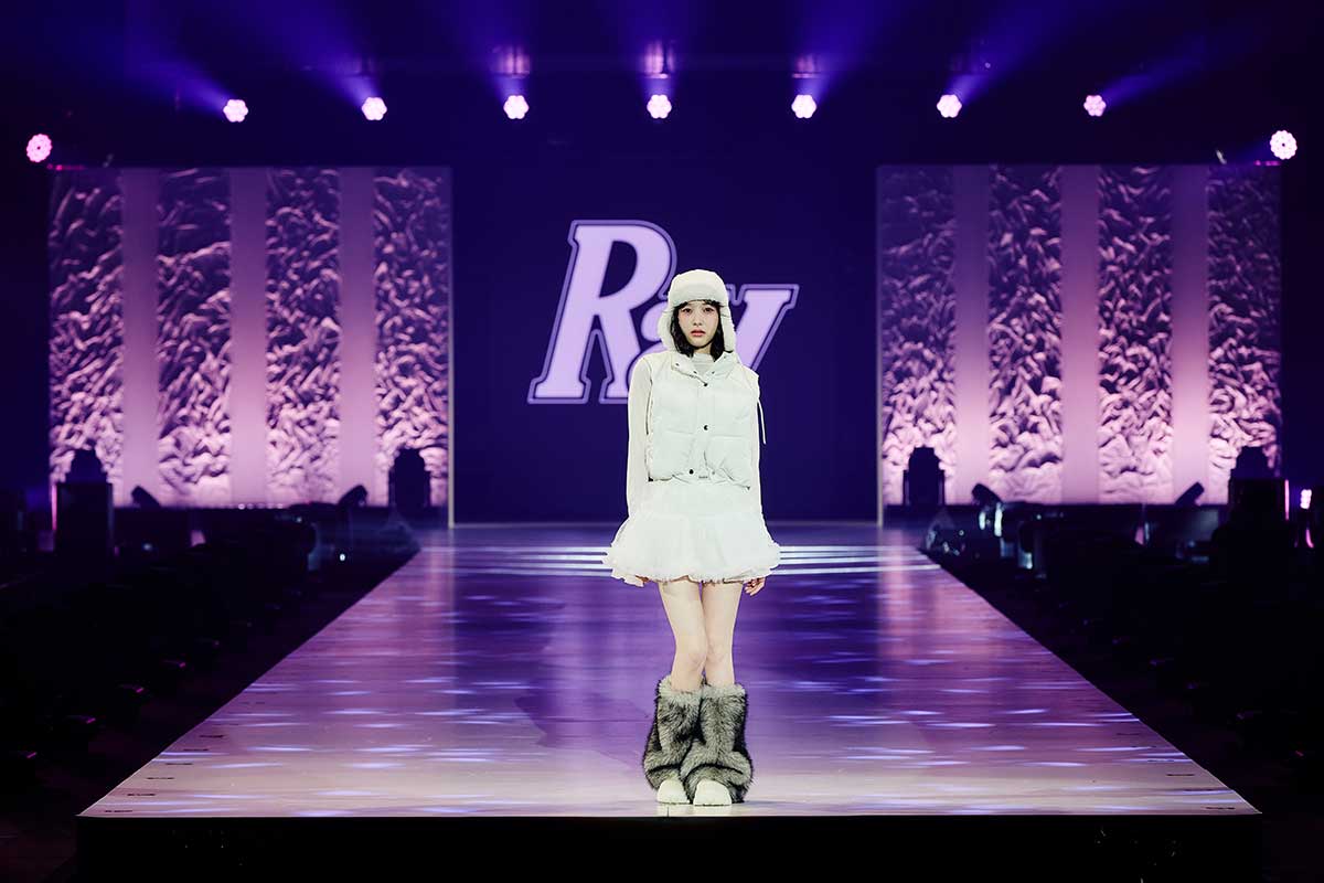 18歳・本田紗来、ミニスカフェミニンで観客魅了　“絶対領域”チラ見せのニーハイコーデも披露【サツコレ2025AW】