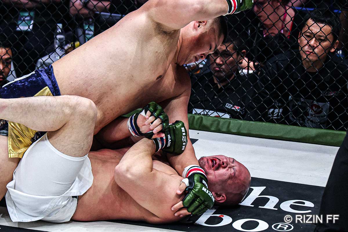 パウンド連打でフィニッシュ勝利した貴賢神【写真:(C)RIZIN FF】
