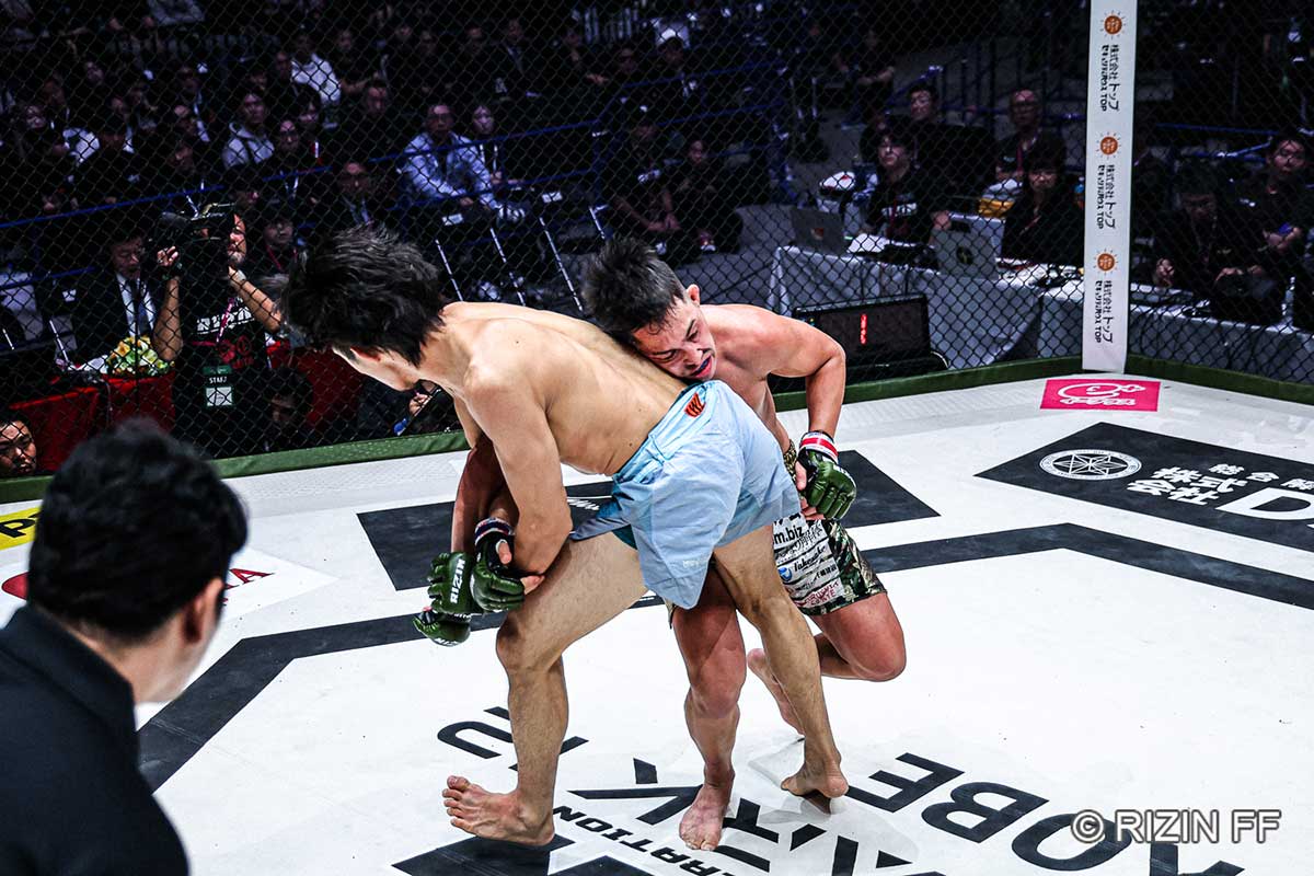 宇佐美正パトリック(右)に勝利した桜庭大世【写真:(C)RIZIN FF】