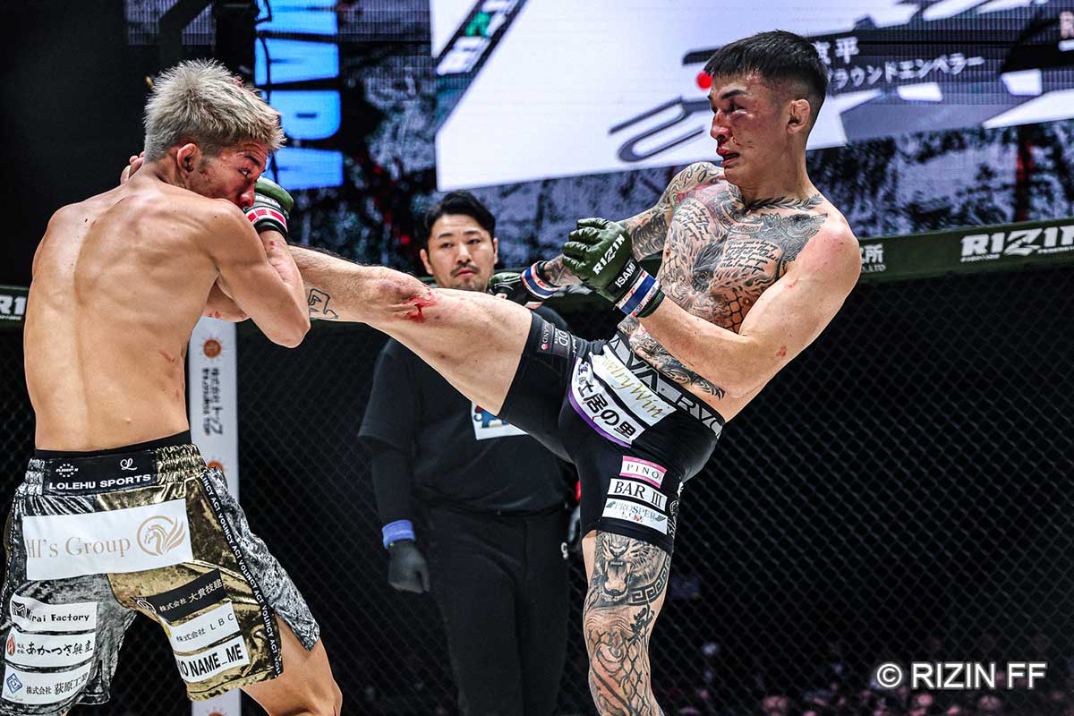 秋元強真(左)に敗戦した萩原京平【写真:(C)RIZIN FF】