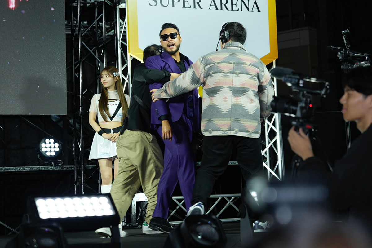 緊急記者会見に乱入したメカ君【写真:増田美咲】