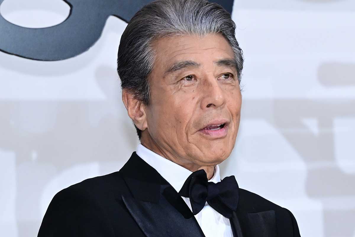 現場入りはバスローブで下着なし「問題あります？」　舘ひろしに共演芸人「ありますよ！」