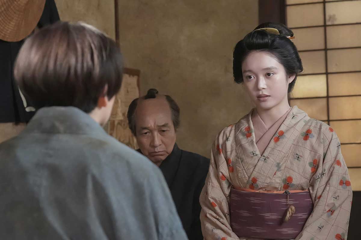 三之丞(左=板垣李光人)と話すトキ(高石あかり)【写真:(C)NHK】