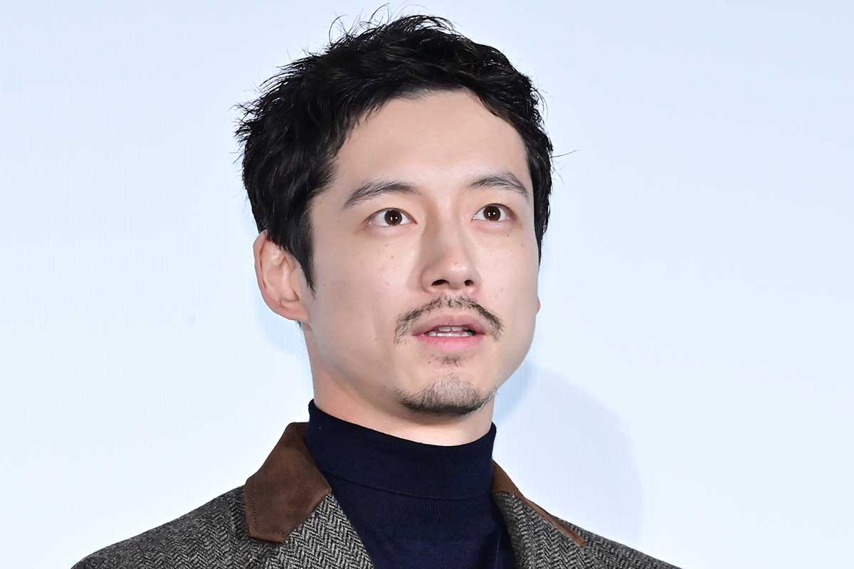 坂口健太郎、中学時代はバレー部で「絶望」　“3役演じ分け”のコツも明かす