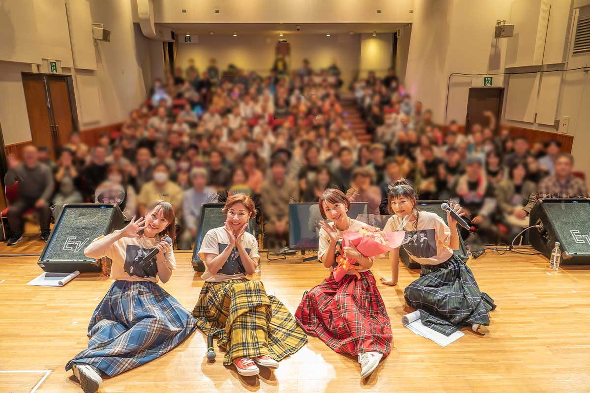佐藤愛子（右から2人目）はイベント当日にXのアカウントを開設した【写真：根本好伸】