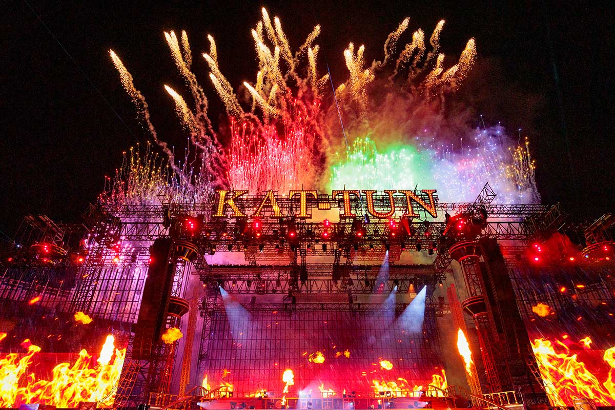 花火と炎を組み合わせた迫力満点の演出も