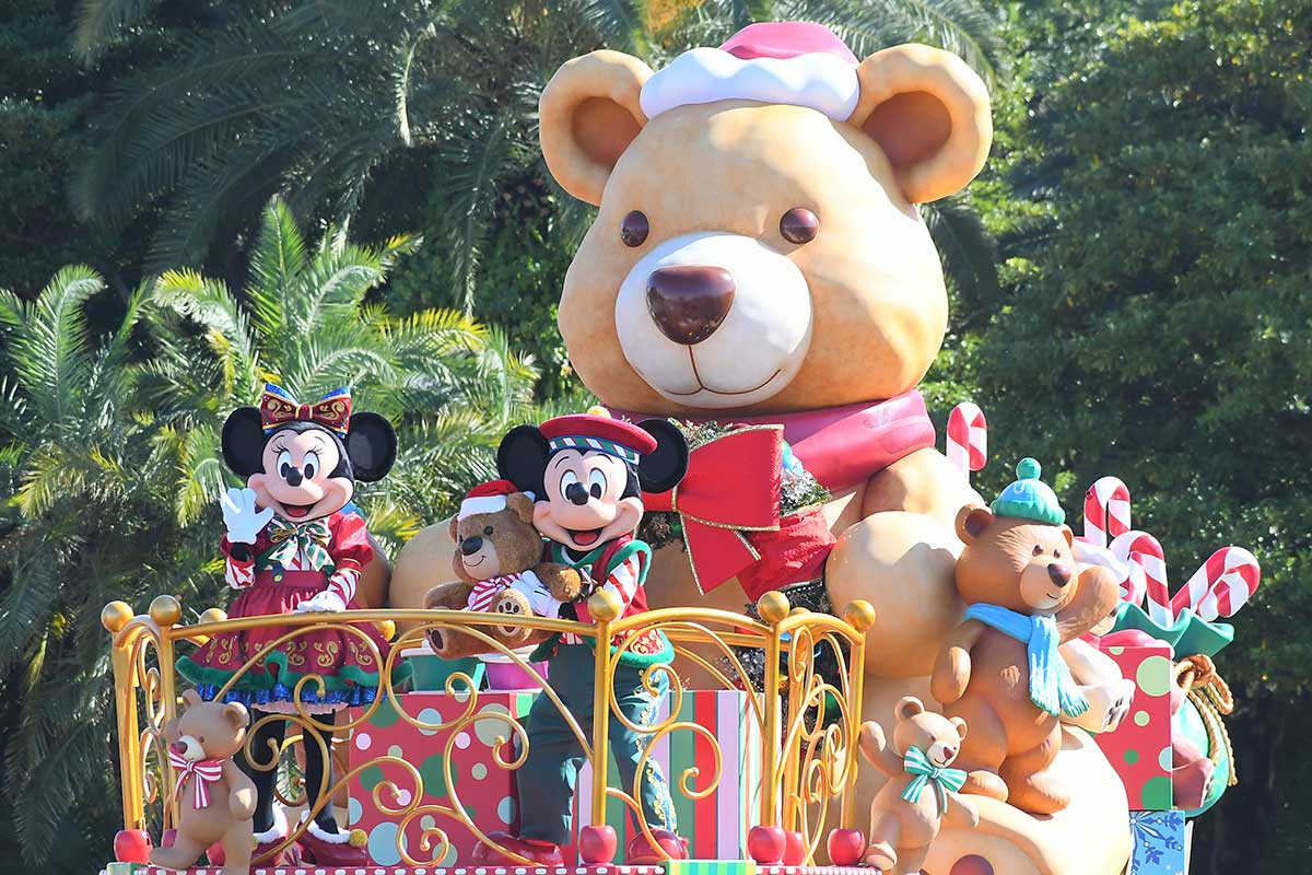 TDL、10年ぶりに新クリスマスパレード　ミッキーとミニーは巨大テディーベアとともに登場