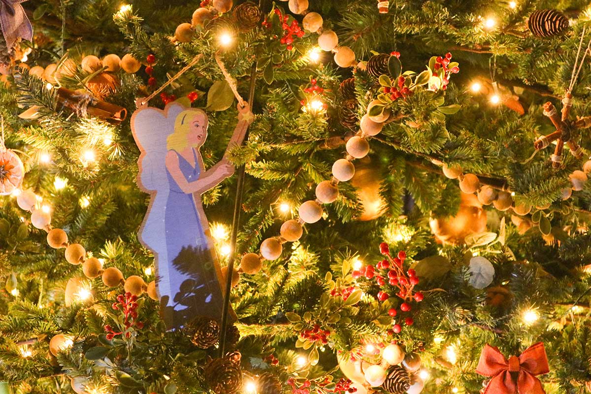 TDS、新たに15本ものクリスマスツリーが登場　オーナメントにはまさかの“隠れキャラ”も