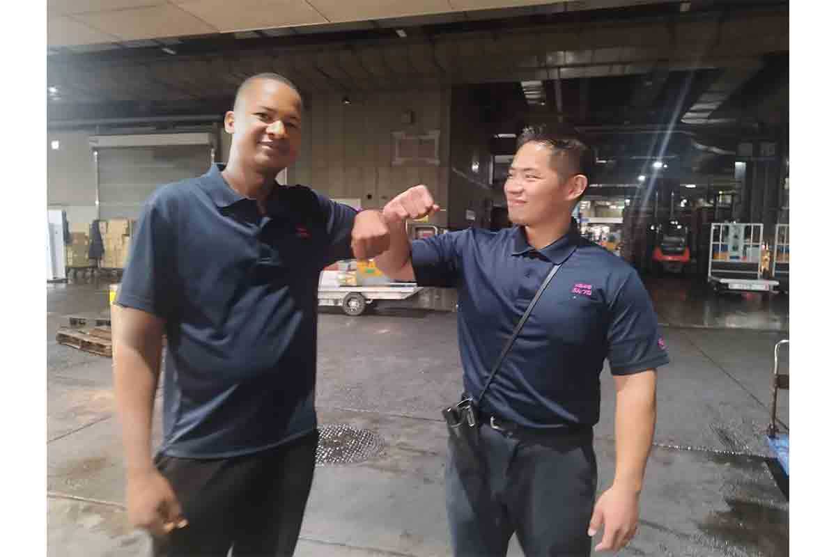 同僚と笑顔「会社が大好きです」