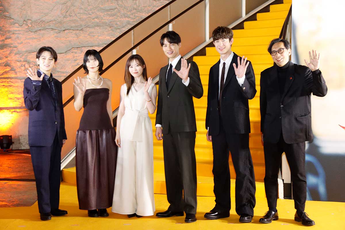 福士蒼汰＆福原遥ら『楓』豪華キャストが“楓色”カーペットイベントで神対応　大歓声が沸き上がる