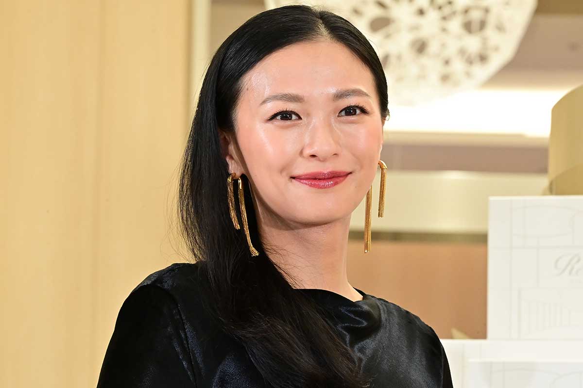 榮倉奈々、艶やかな黒タイトドレス姿披露　テープカットに「貴重な体験をさせてもらった」