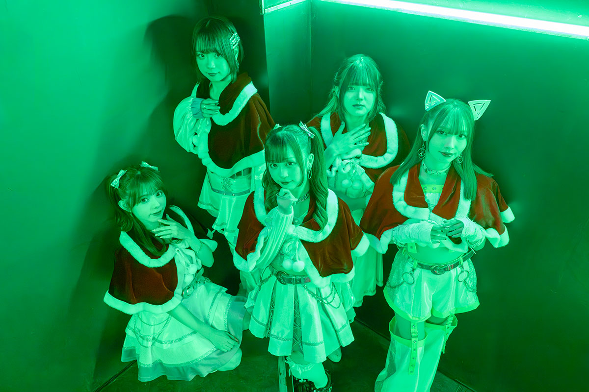 “令和トランスアイドル”Ma’Scar’Piece、名曲『恋人がサンタクロース』を大胆アレンジ