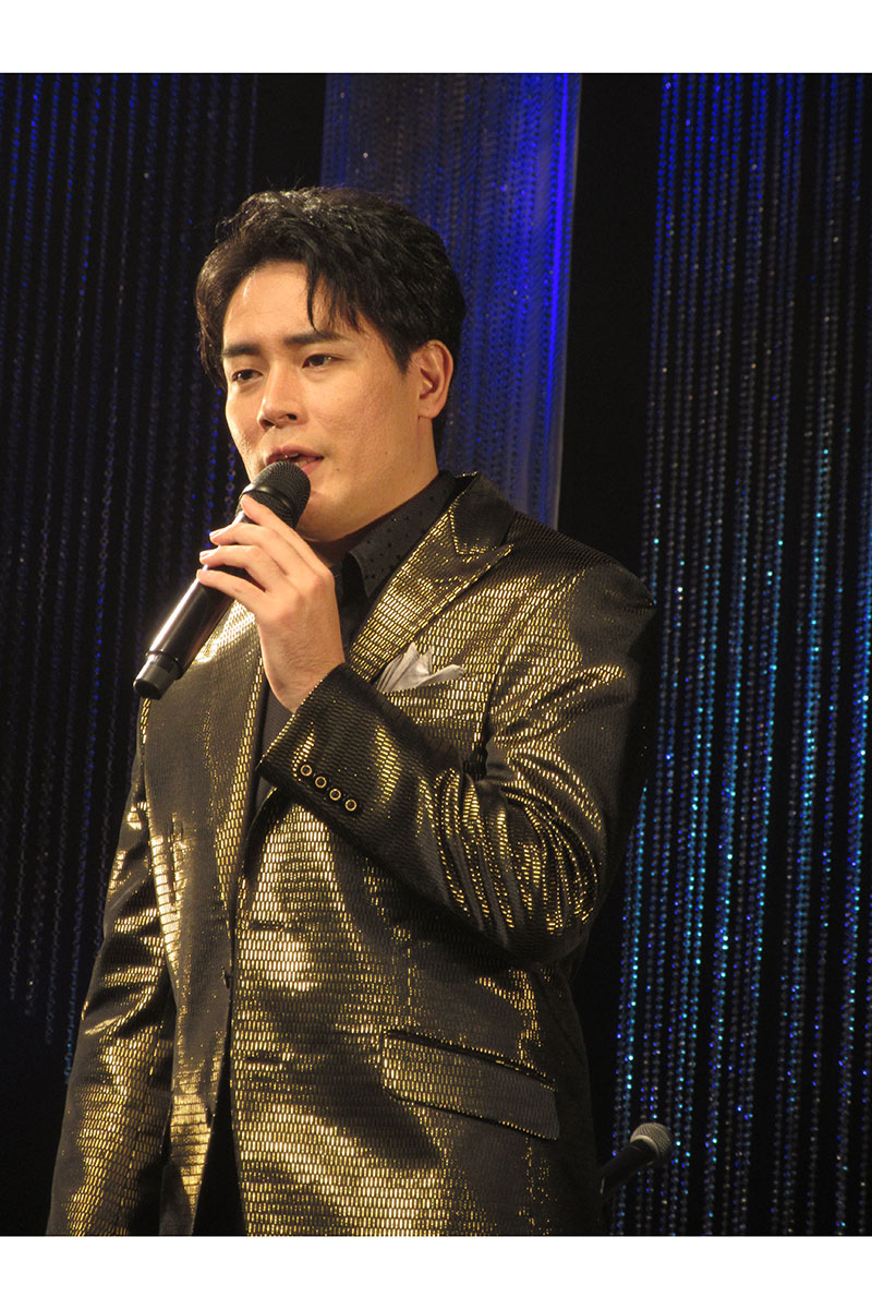 3回目のワンマンコンサートで歌唱する木村徹二