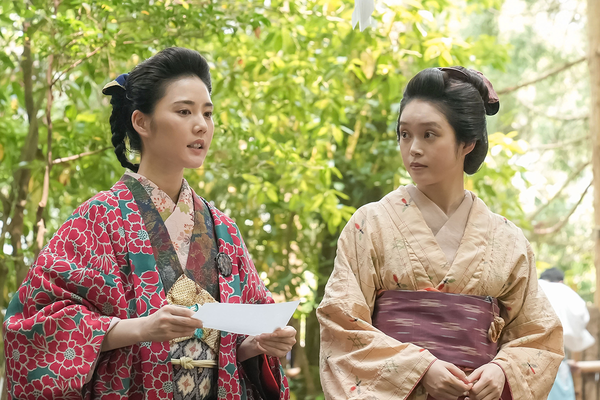 リヨ（左＝北香那）とトキ（高石あかり）【写真：(C)NHK】