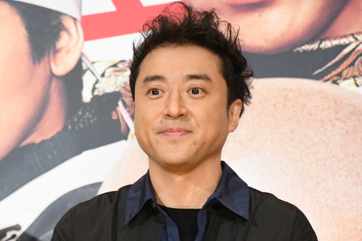 49歳ムロツヨシ、変幻自在の髪にファン動揺→爆笑「どーなってる？」「お腹よじれる」