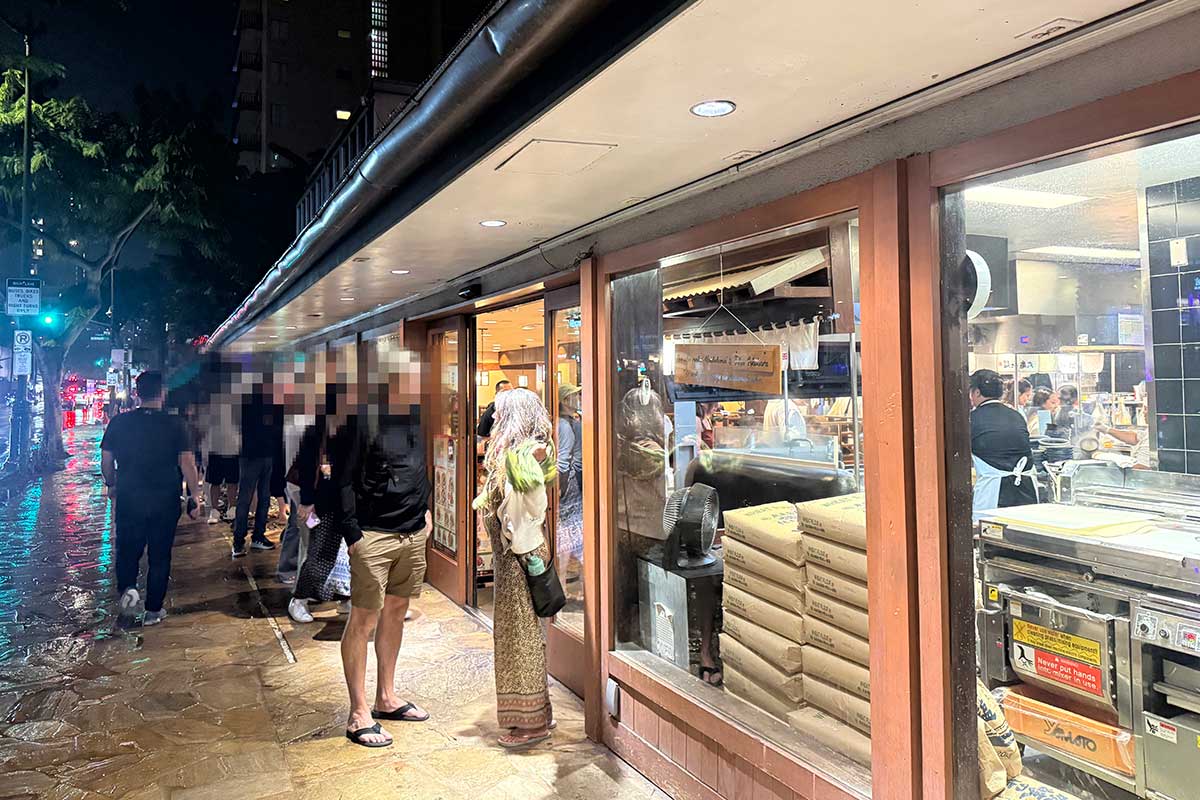 雨にもかかわらず、行列のできる店