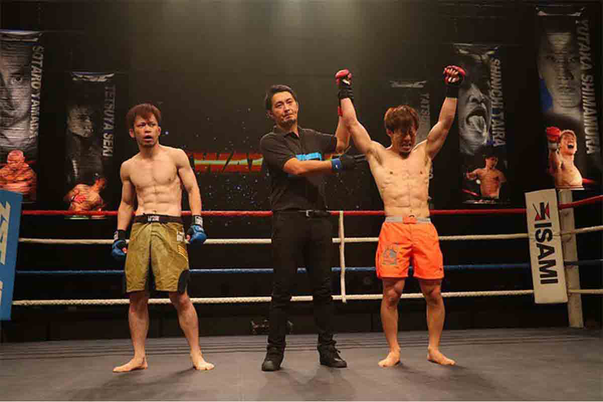 復帰戦で勝利し感極まった(右)