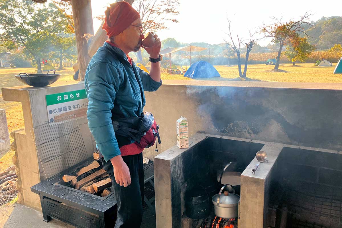 朝のルーティーンという自作のチャイをすする服部氏【写真:ENCOUNT編集部】