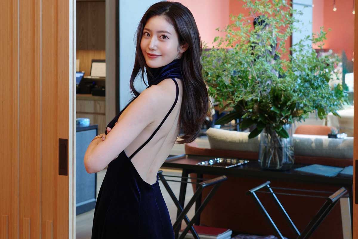 “令和の峰不二子”、背中ぱっくりドレスに注目「オーラがスゴイ」　阿部なつきに「近寄り難いのわかる」の声