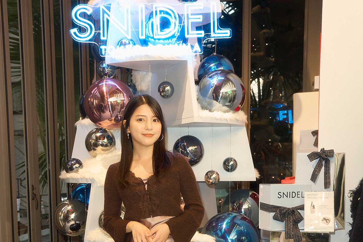 川島海荷がタイトなワンピース姿で来場　SNIDEL青山店に八木アリサ、藤井サチら豪華ゲスト