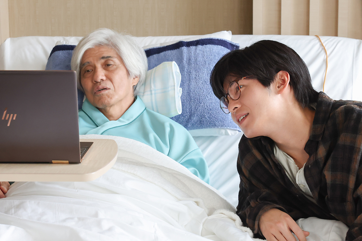 耕造役の佐藤浩市(左)、耕一役の目黒蓮【写真:(C)TBSスパークル/TBS】