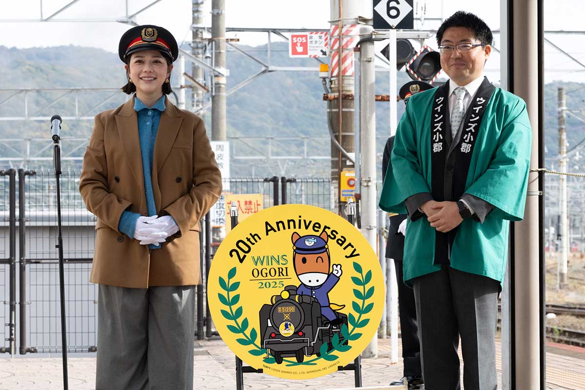 『SLやまぐち号』出発式にゲスト出演した村重杏奈（左）