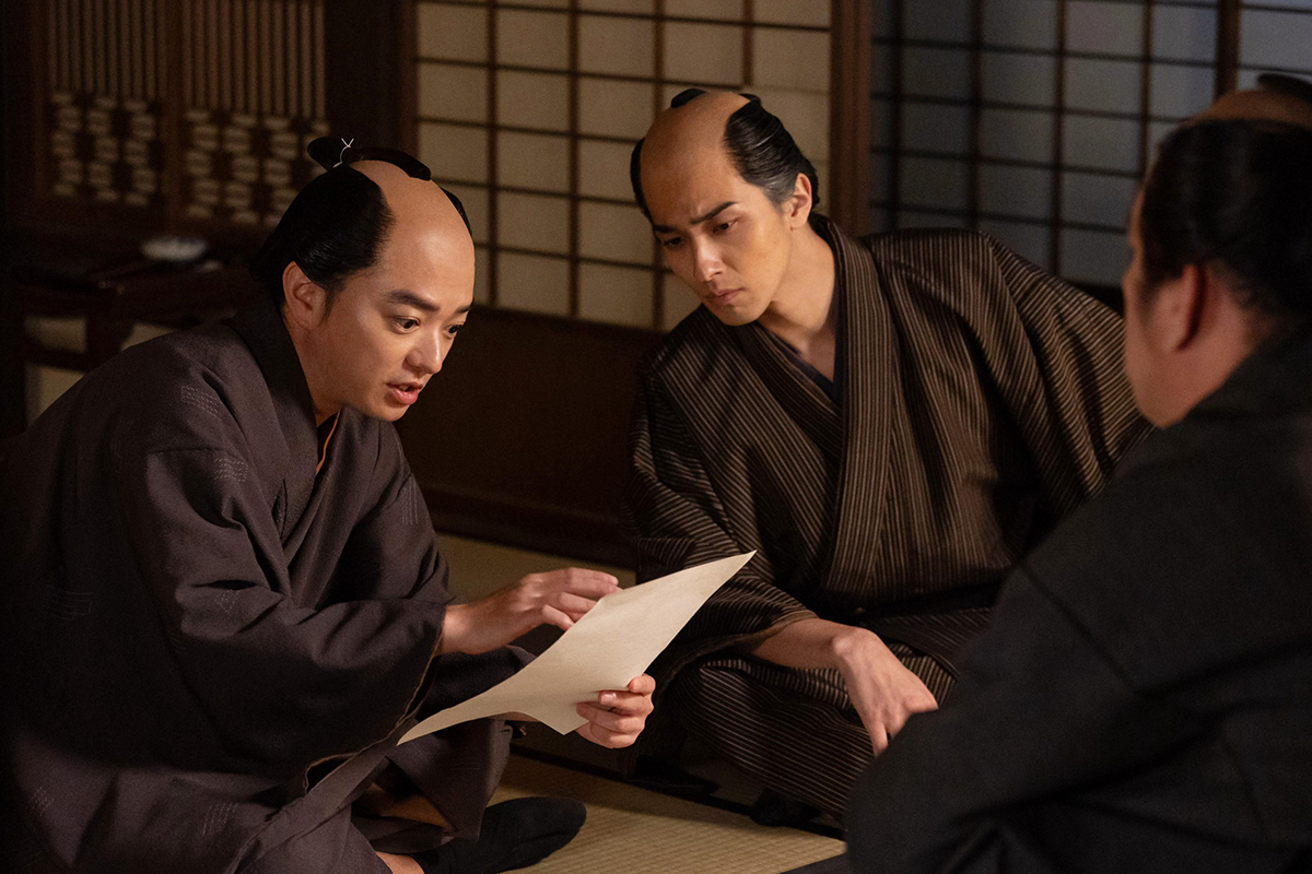 蔦重(右=横浜流星)と話す歌麿(染谷将太)【写真:(C)NHK】