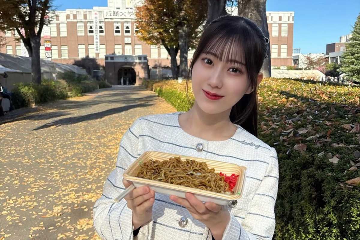 久木田帆乃夏、母校の学園祭でのミニスカ×へそ出しショットに「お上品で可愛い」の声