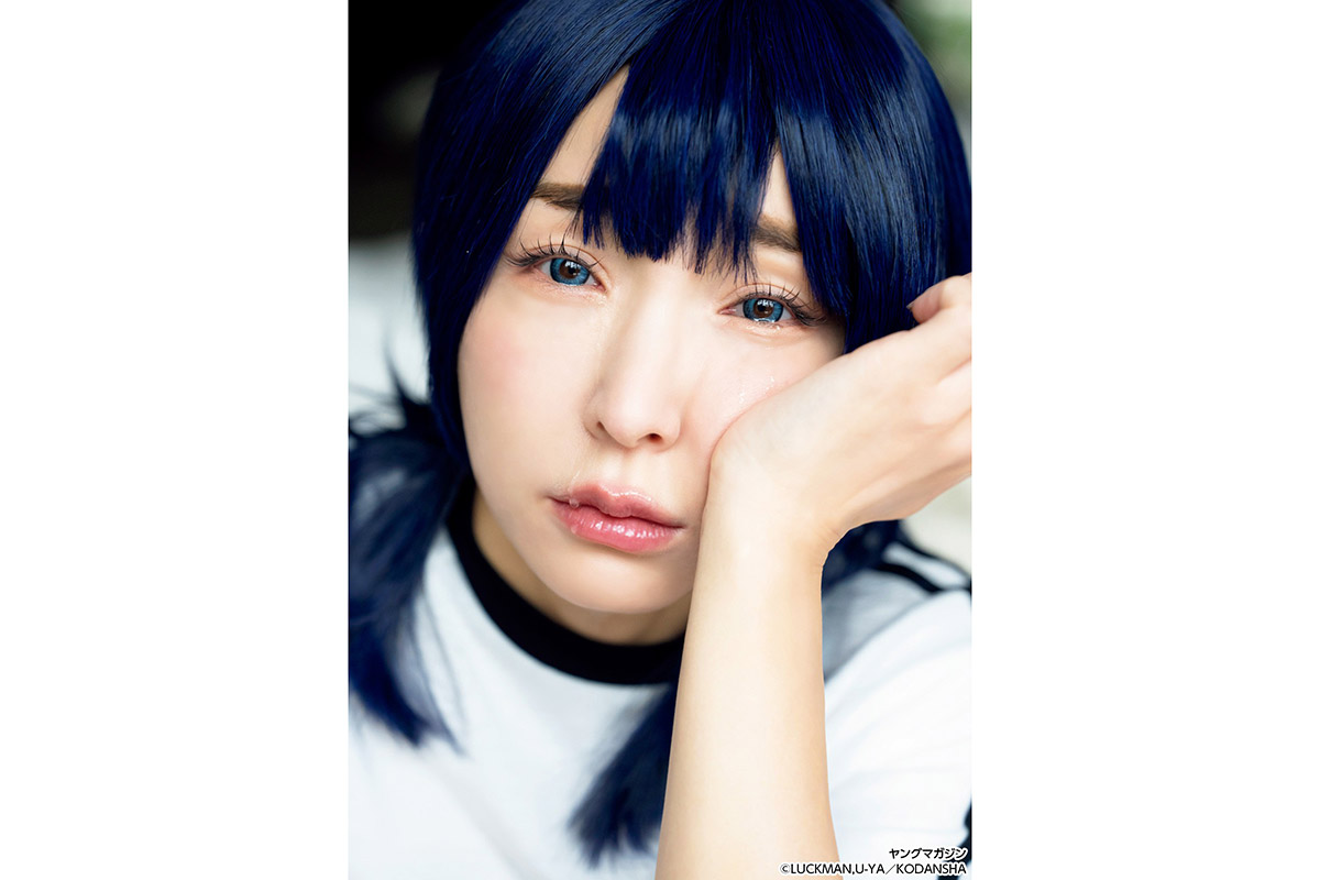 加護亜依、衝撃のイメージチェンジでグラビア界に電撃参戦　「ヤングマガジン」青髪コスプレで魅せた新境地