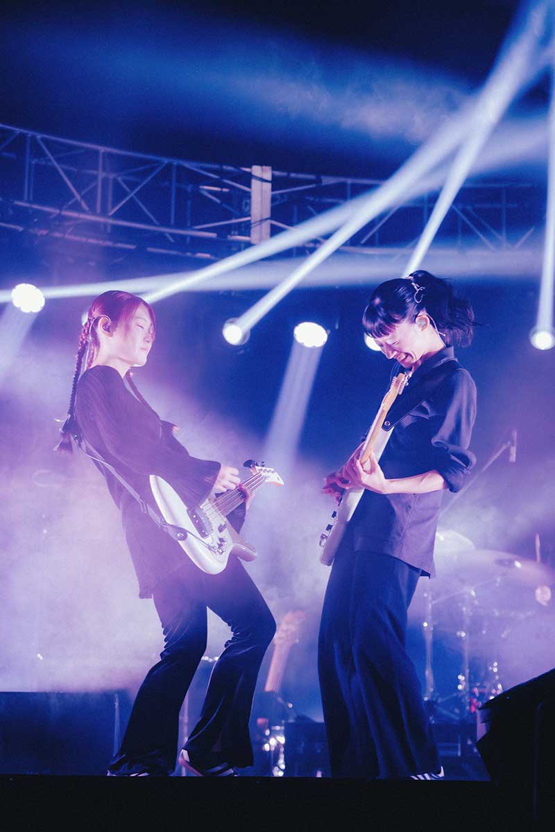 初の日本武道館のステージに立った羊文学【写真：Daiki Miura、Asami Nobuoka】