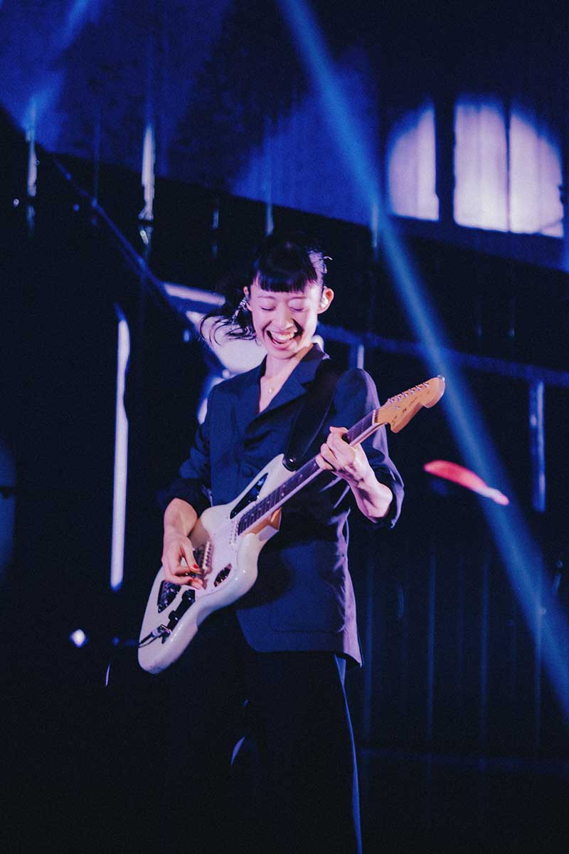 ボーカル・ギターの塩塚モエカ【写真：Daiki Miura、Asami Nobuoka】