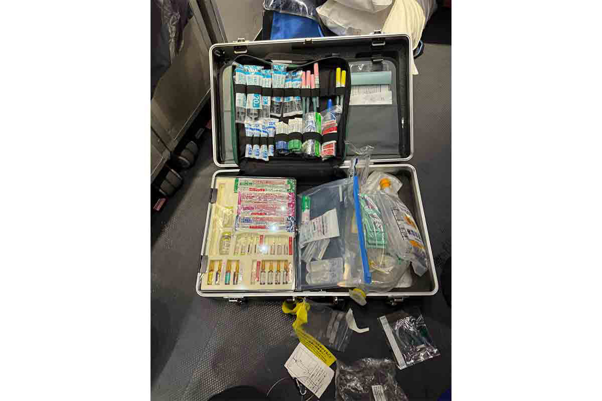 機内にあった救急キットで対応した【写真提供:西原秀信さん】